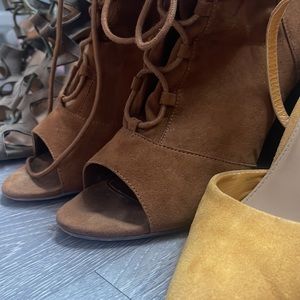 🍁Beautiful Suede Heels for the Fall🍁 !! Check them out in my closet !!